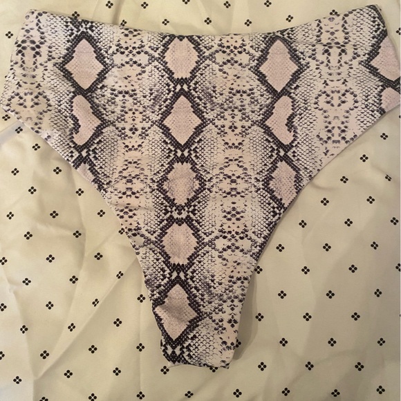 Snakeskin bikini - Picture 4 of 4